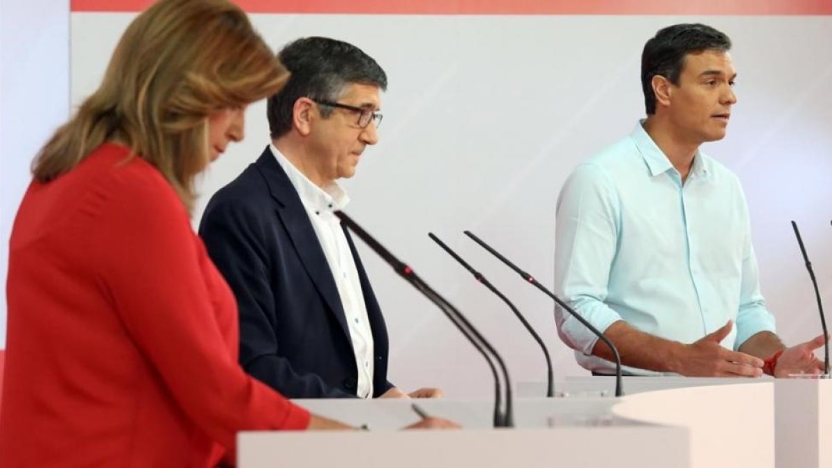 Díaz, López y Sánchez, durante el debate electoral de las primarias del PSOE.