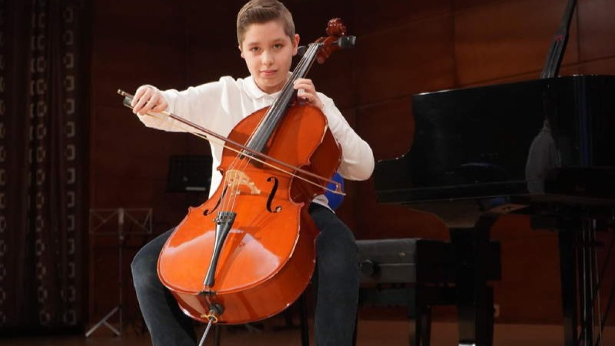 Daniel Alberto San Martín García estudia violonchelo en el Conservatorio de Música de Astorga. J. NOTARIO