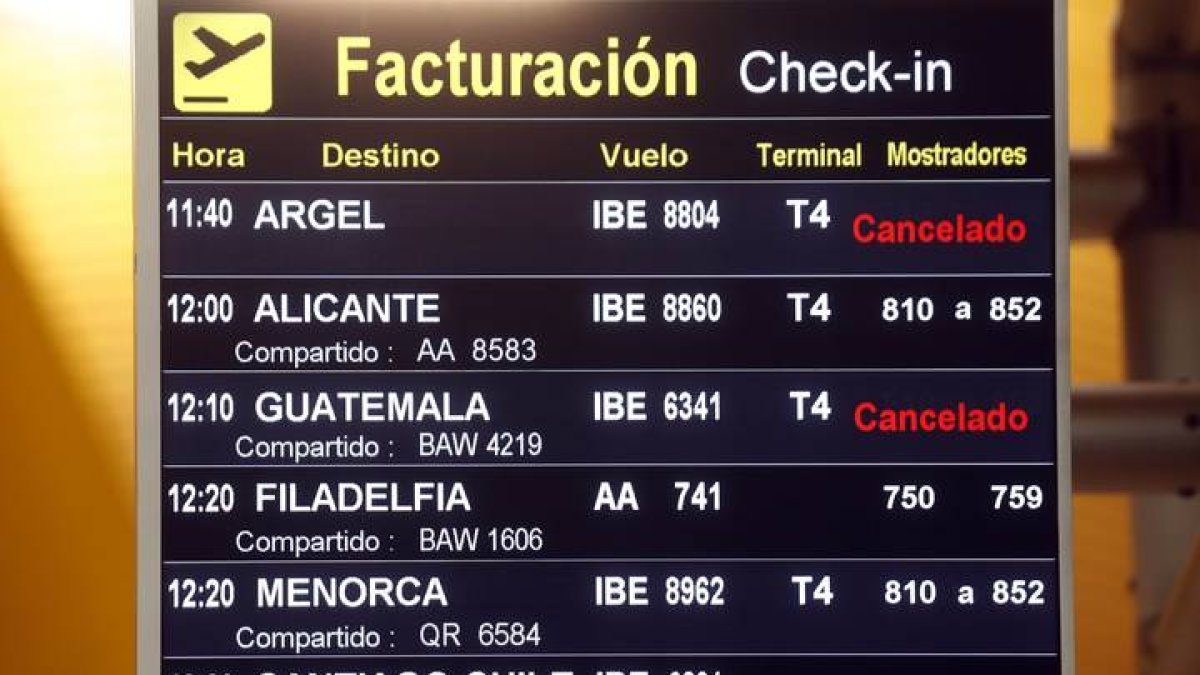 Vuelos cancelados en el aeropuerto de Barajas. JJ GUILLÉN