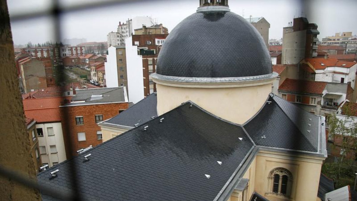 El nuevo tejado de la iglesia de Renueva. F. OTERO PERANDONES