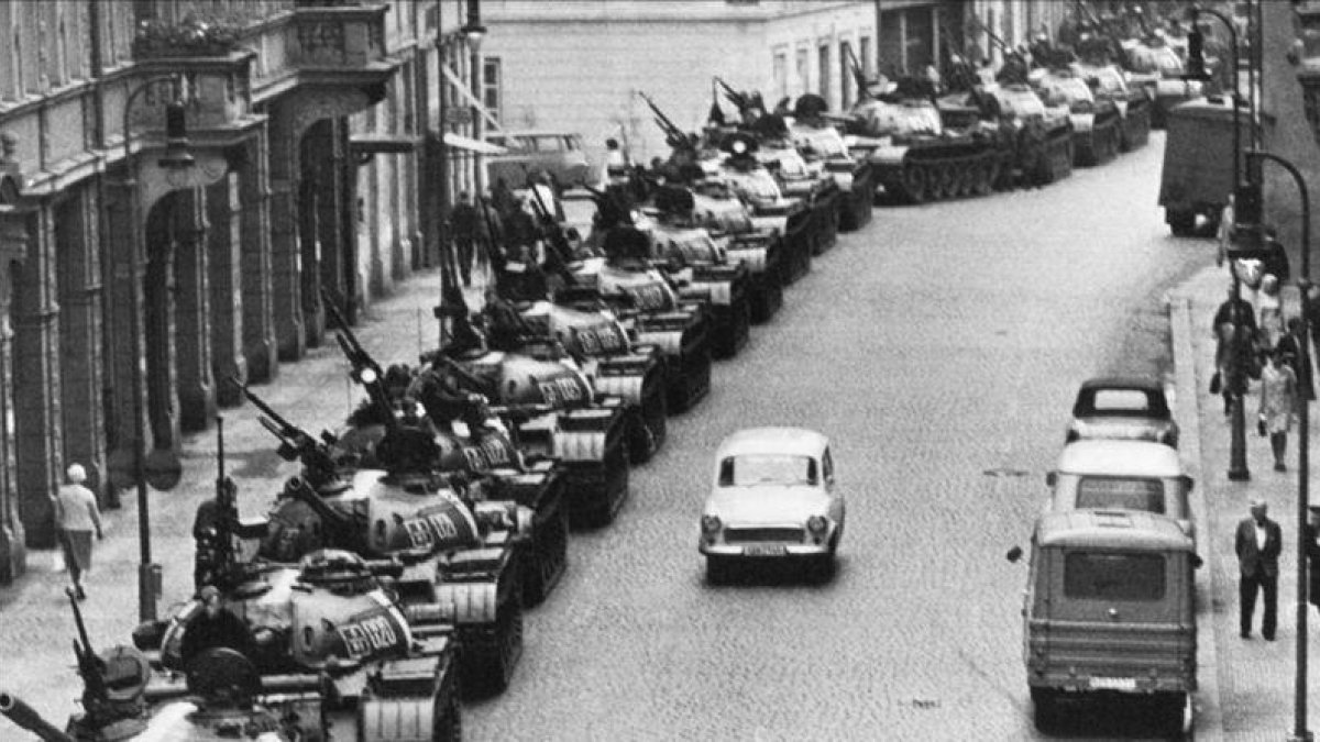 Tanques soviéticos aparcados en Praga