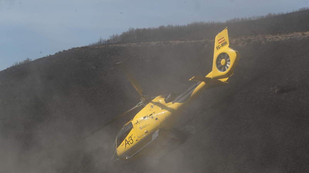 Un helicóptero contra incendios despega en la zona del incendio en abril de 2017. ANA F. BARREDO