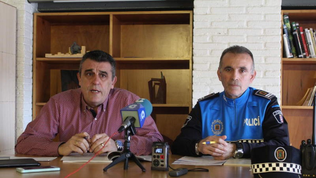 El concejal Ángel Iglesias y el jefe de la Policía Local, Juan Carlos Rodríguez. A. VALENCIA