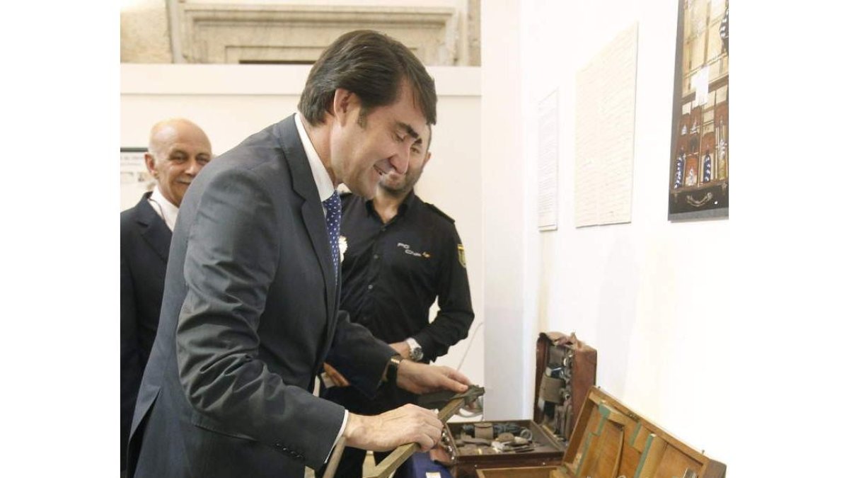 Suárez-Quiñones, ayer, en la inauguración de la muestra.