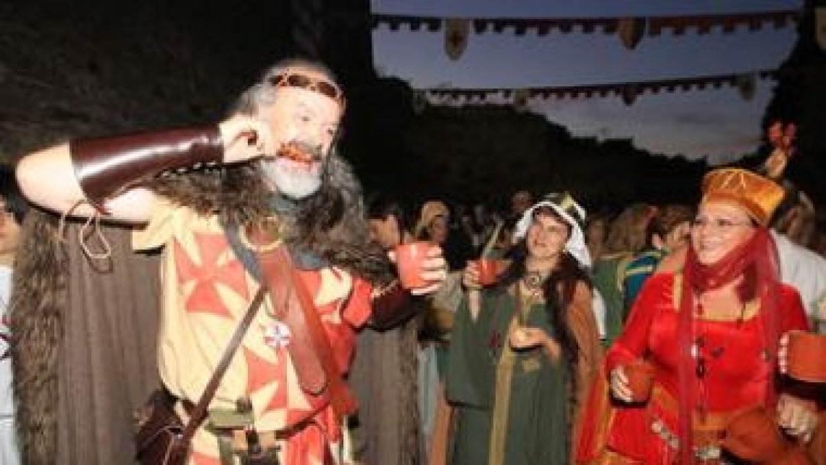 El Castillo de Ponferrada acogió anoche la cena de la Noche Templaria, con comensales disfrazados.