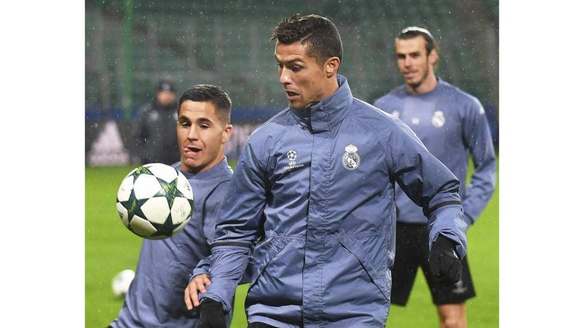 Lucas Vázquez y Cristiano Ronaldo, con Bale al fondo, en el entrenamiento en Varsovia. B. ZBOROWSKI