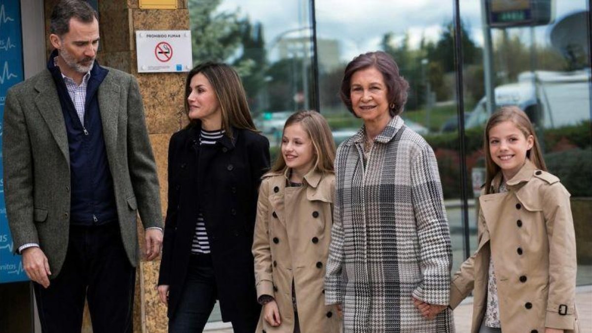 Felipe y Letizia, acompañados por la reina Sofia, la princesa Leonor y la infanta Sofia a su llegada a la clínica.