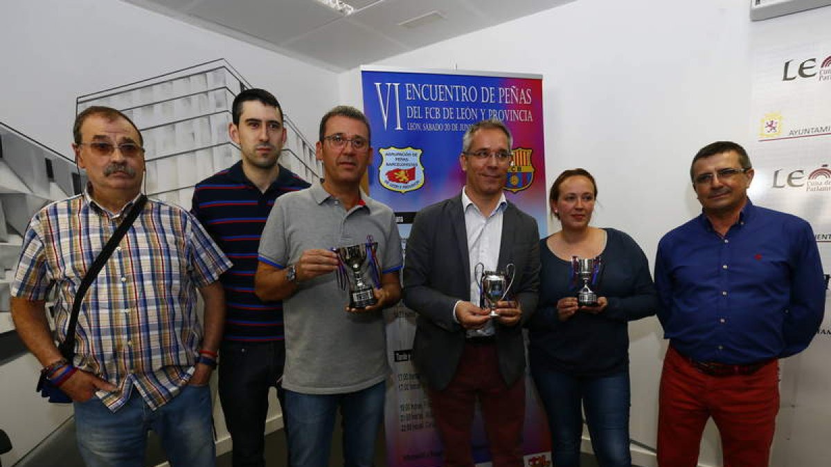 Jorge, López Benito y Cristina con las réplicas del ‘triplete’ junto a representantes de las peñas