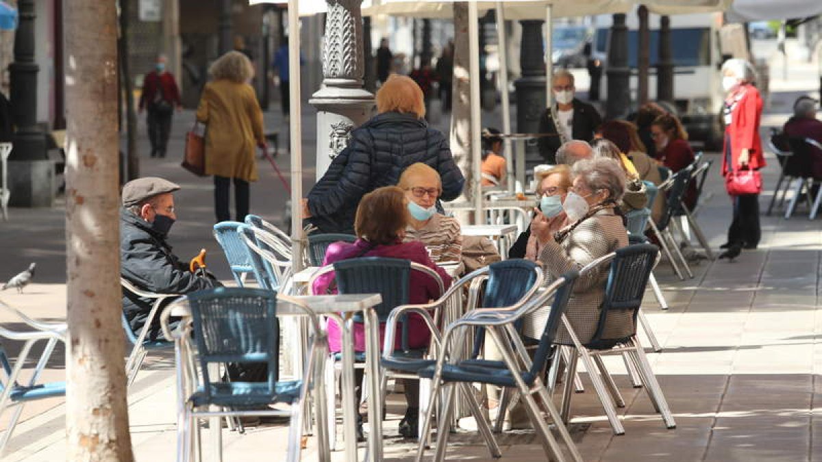 El cierre del interior de los bares anima a utilizar las terrazas en Ponferrada. L. DE LA MATA