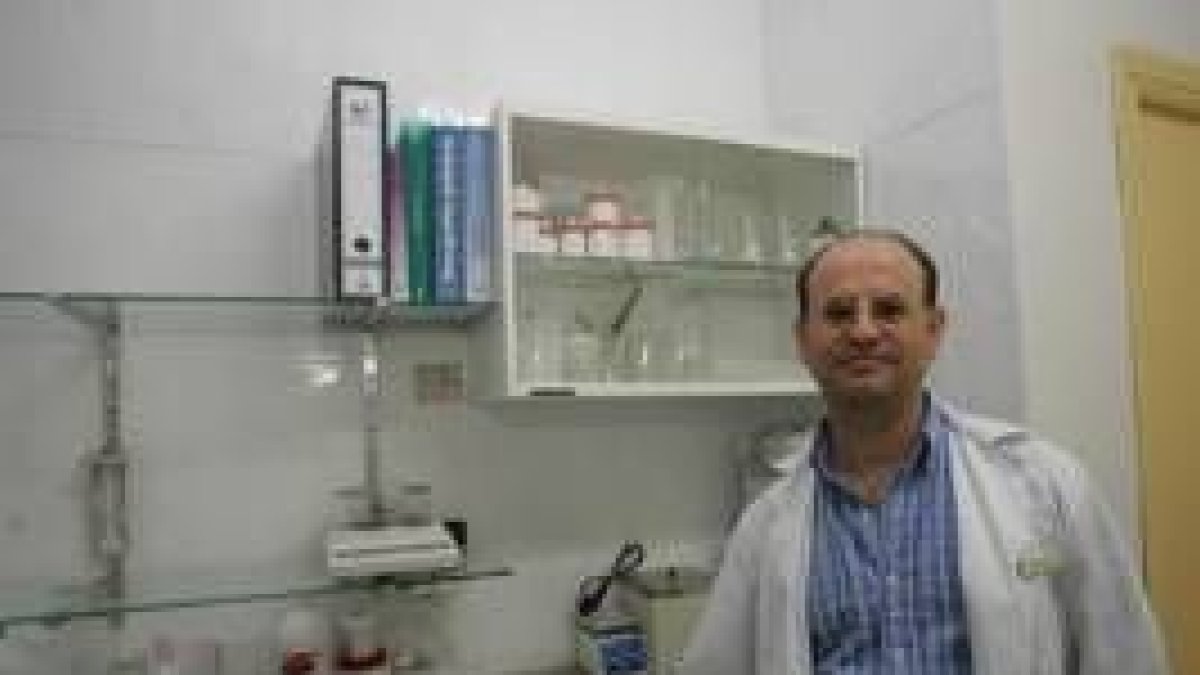 Pedro del Río, farmacéutico de Quintana de Rueda posa en el laboratorio de su rebotica