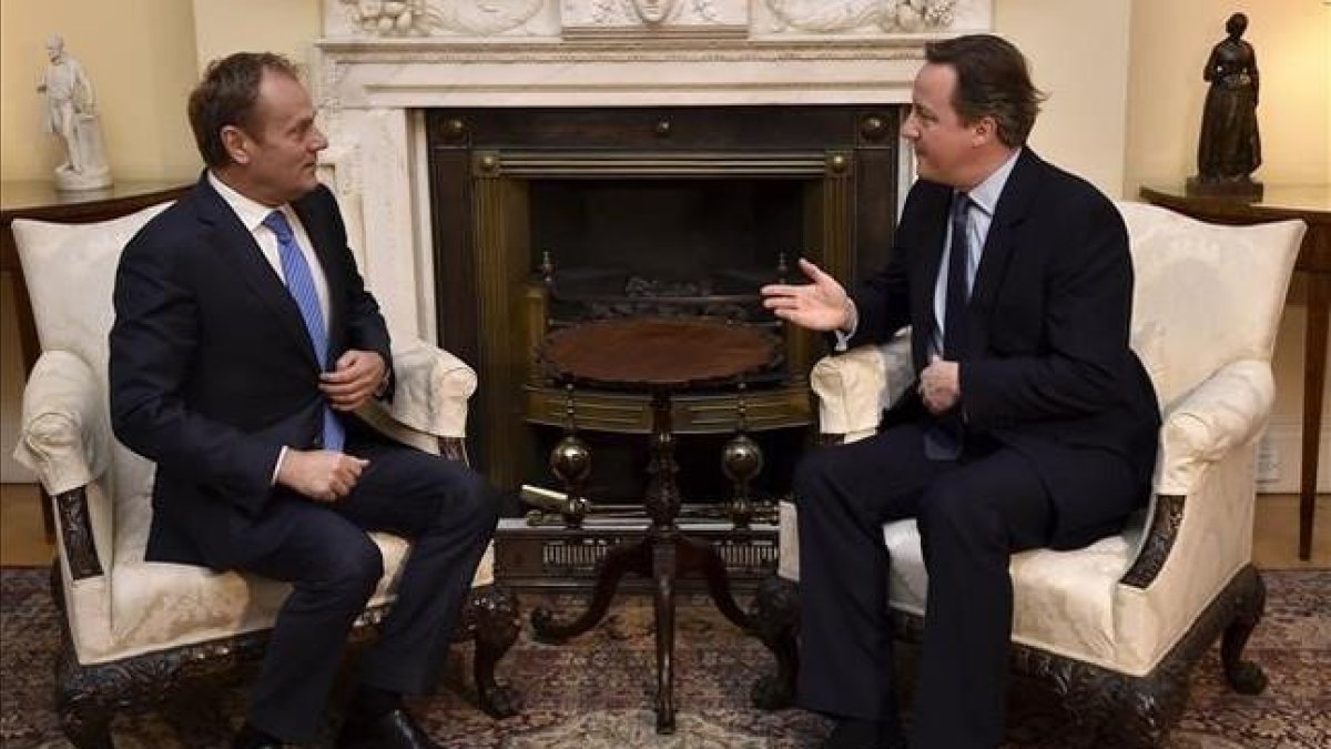 Cameron (derecha) con Tusk en el número 10 de Downing Street, el domingo, en Londres.