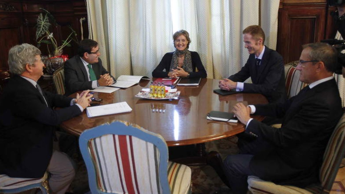 La ministra se reunió ayer con los representantes de Iberleche