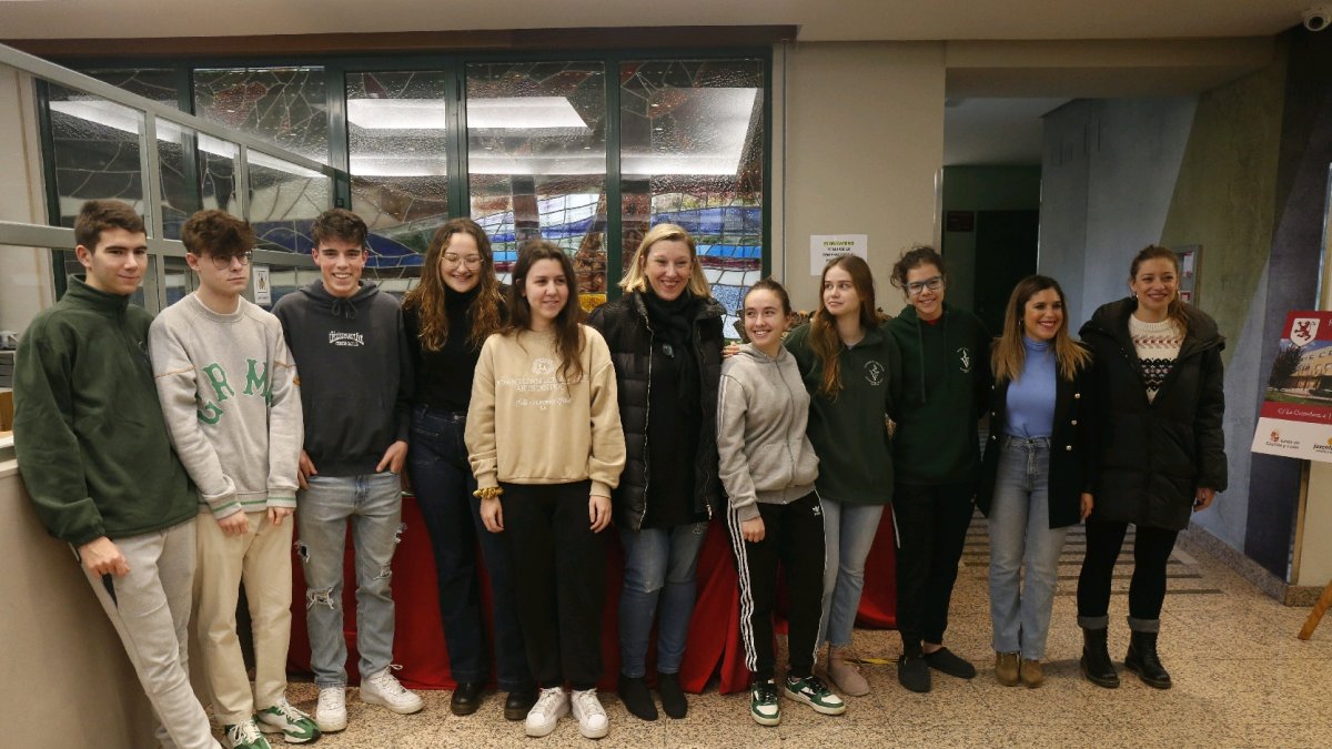 Isabel Blanco, en el centro, y Ester Muñoz, en la visita a la reidencia de estudiantes Doña Sancha. FERNANDO OTERO