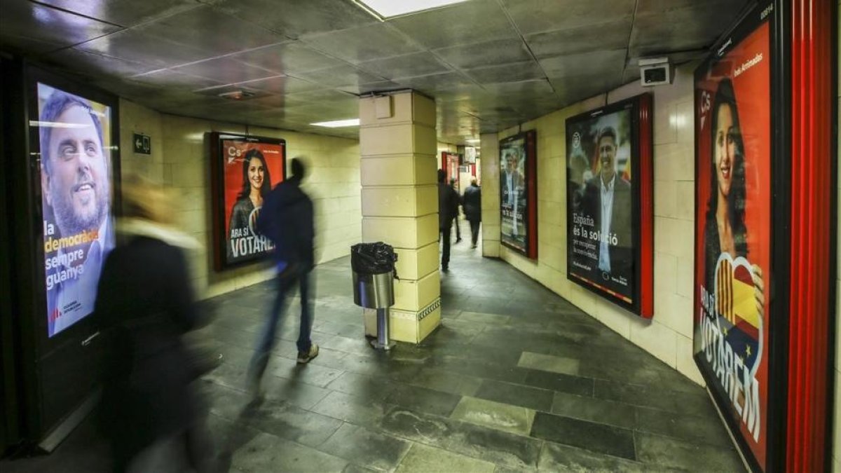 Carteles electorales en la estación de metro de la plaza de Cataluña