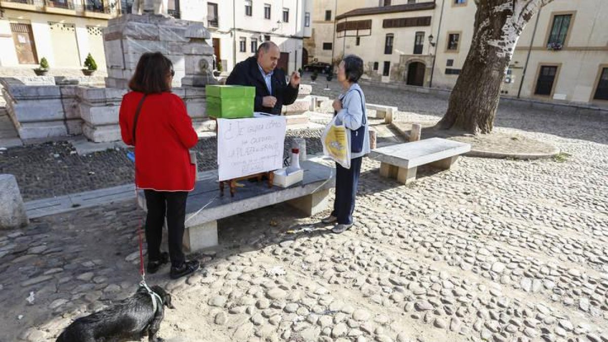 Vecinos de la zona votando en la improvisada urna en la Plaza del Grano.