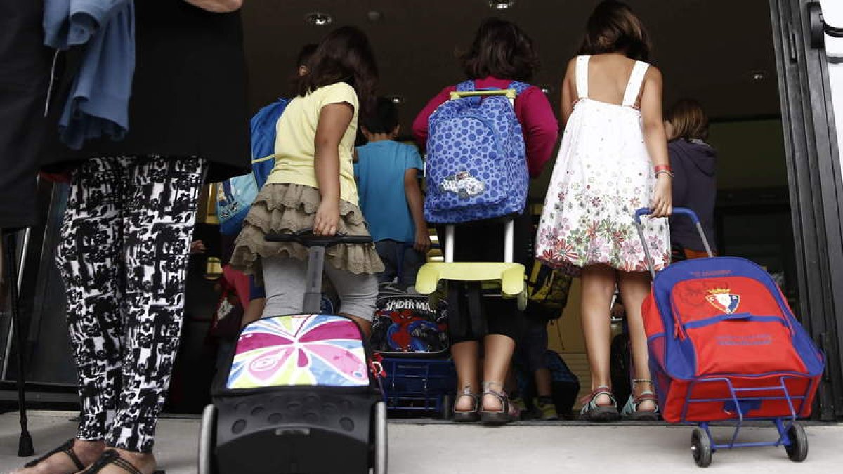 Un grupo de niños de los cursos ya afectados por la Lomce entra a un colegio de León durante el primer día de clase.