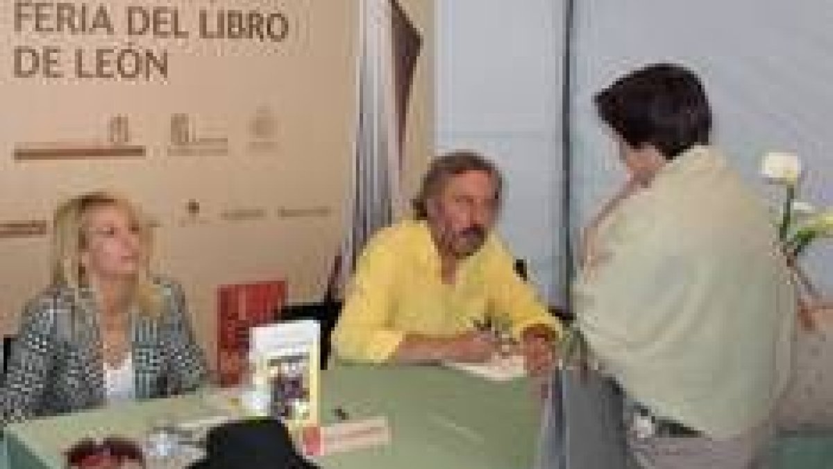Los escritores leoneses Ana García Merayo y Julio Llamazares cerraron ayer la Feria del Libro