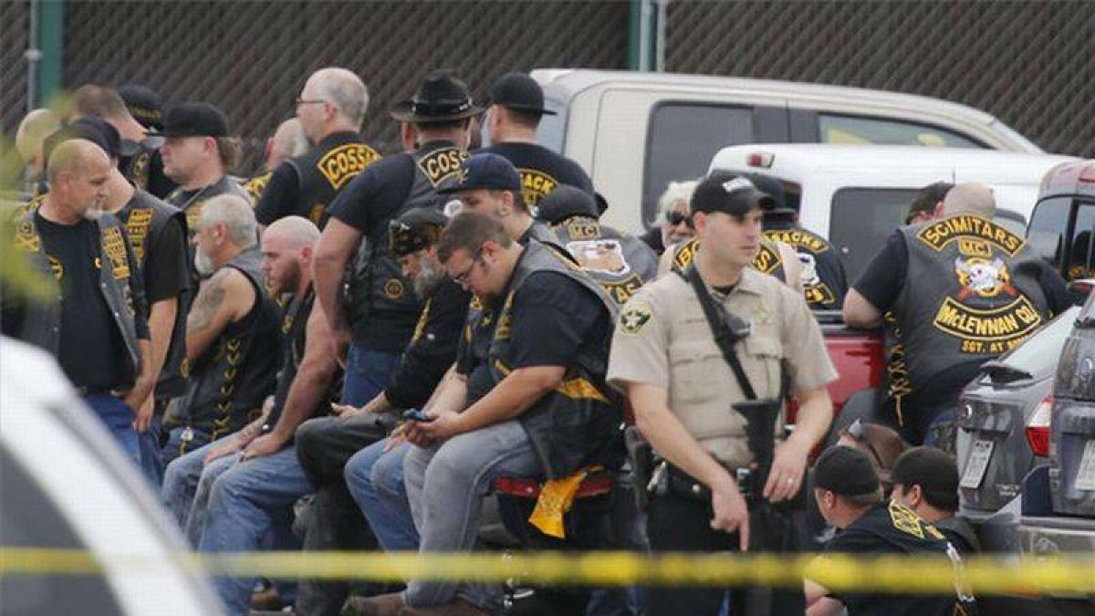 Un policía vigila a un grupo de motoristas detenidos, en Waco (Tejas), ayer.
