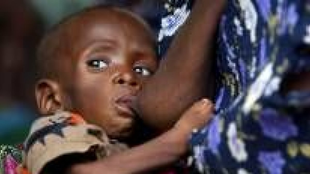 Una mujer de Malawi da el pecho a un niño con sida