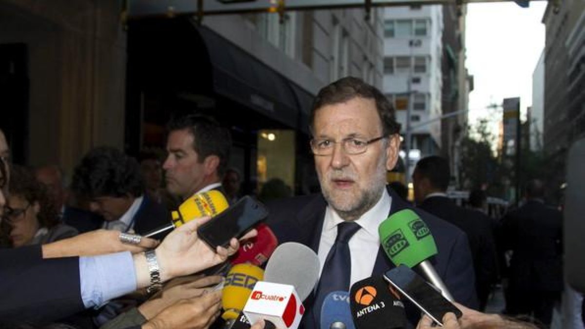Rajoy atiende a los medios, el domingo, a su llegada al hotel donde se aloja en Nueva York.