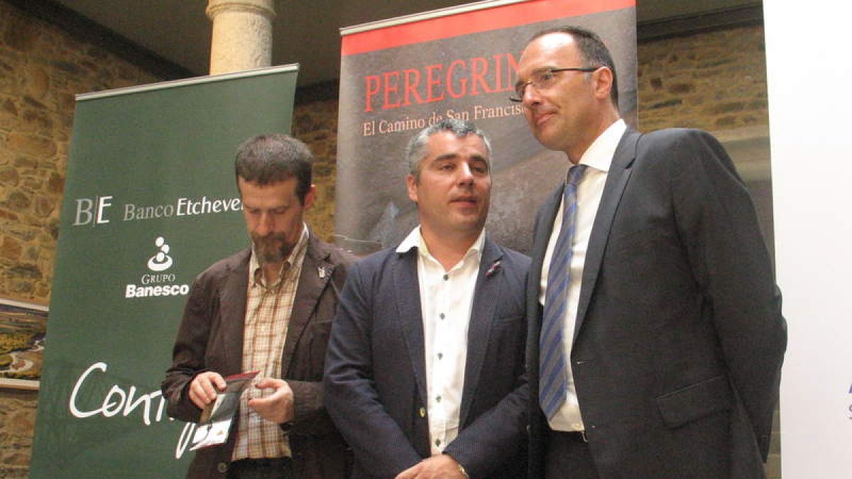 Rojas de la Cruz, Santiago Macías y José Antonio Maira en la presentación de la exposición.