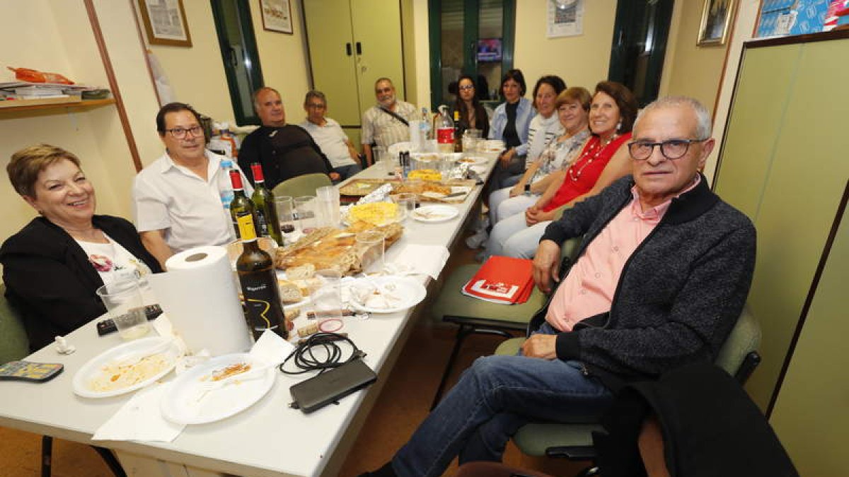 De la Fuente, ayer, con algunos compañeros. DE LA MATA