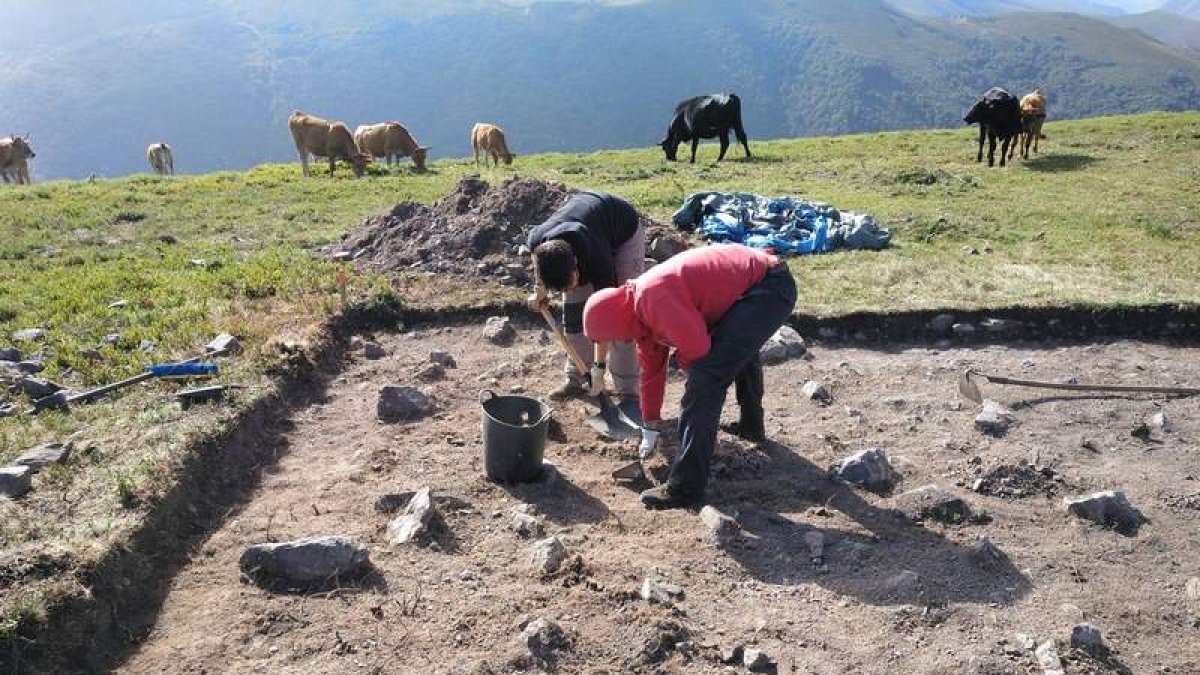 Fotos de la última campaña de excavaciones llevadas a cabo en la vertiente leonesa del yacimiento de La Carisa. SAMUEL LAHOZ
