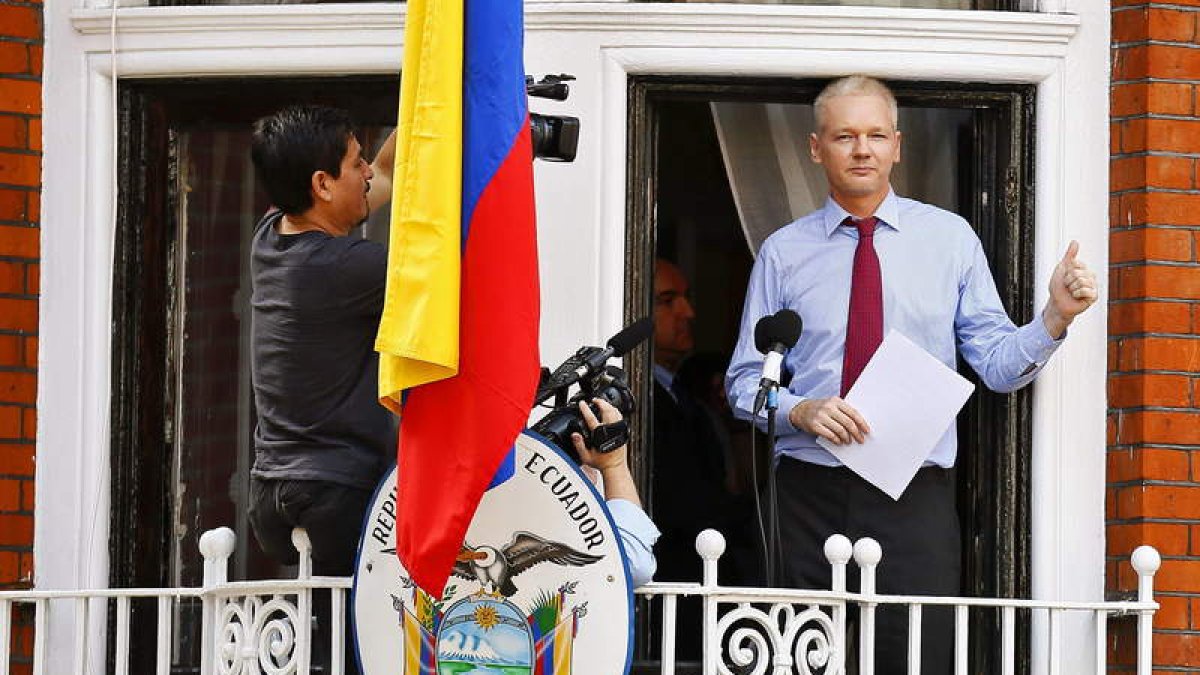 Assange se dirige a los medios desde un balcón de la embajada de Ecuador en Londres.