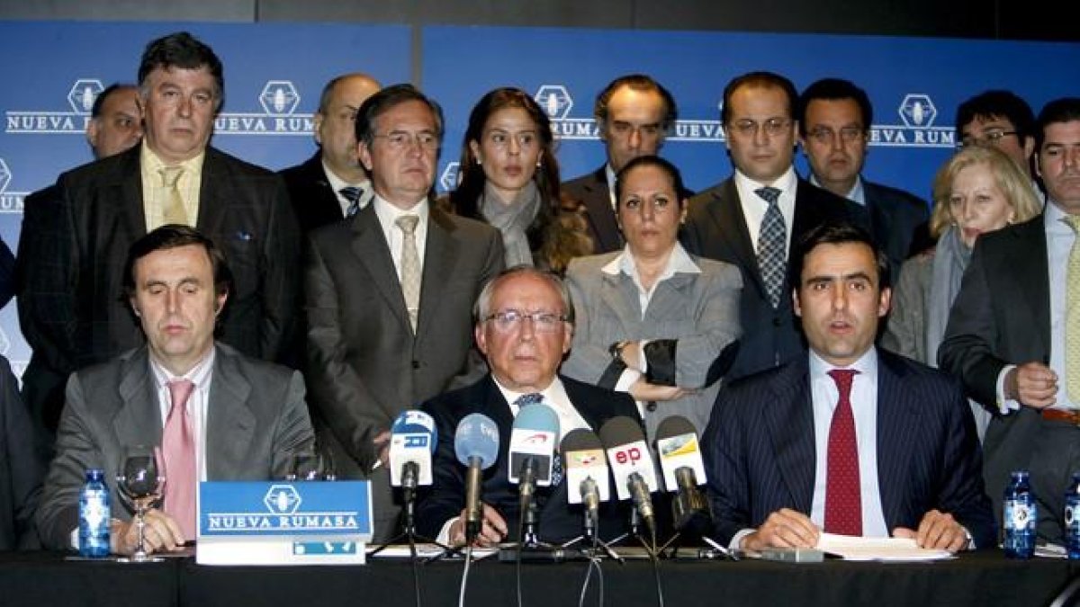 José María Ruiz Mateos (centro), con alguno de sus hijos y parte del personal de sus empresas, durante la rueda de prensa en la que explicó los problemas de Nueva Rumasa.