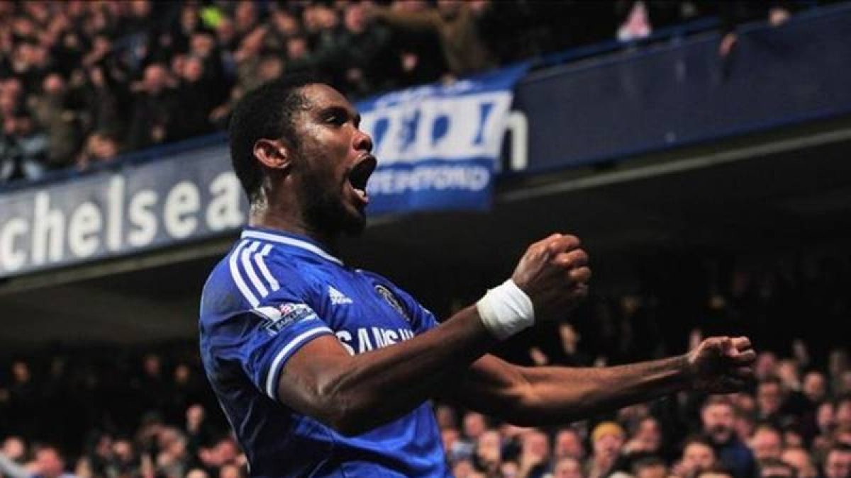 Etoo celebra con la afición de Stamford Bridge el gol que culminaba la remontada del Chelsea ante el Liverpool.