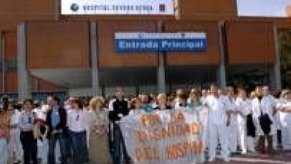 Los trabajadores del centro hospitalario madrileño salieron a la calle en defensa de sus jefes