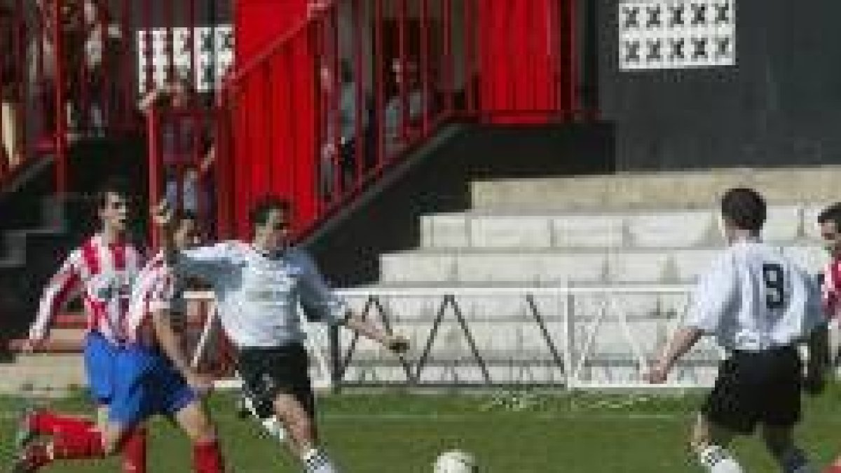 Óscar García aprovechó un error de la defensa benaventana para materializar el único gol del partido