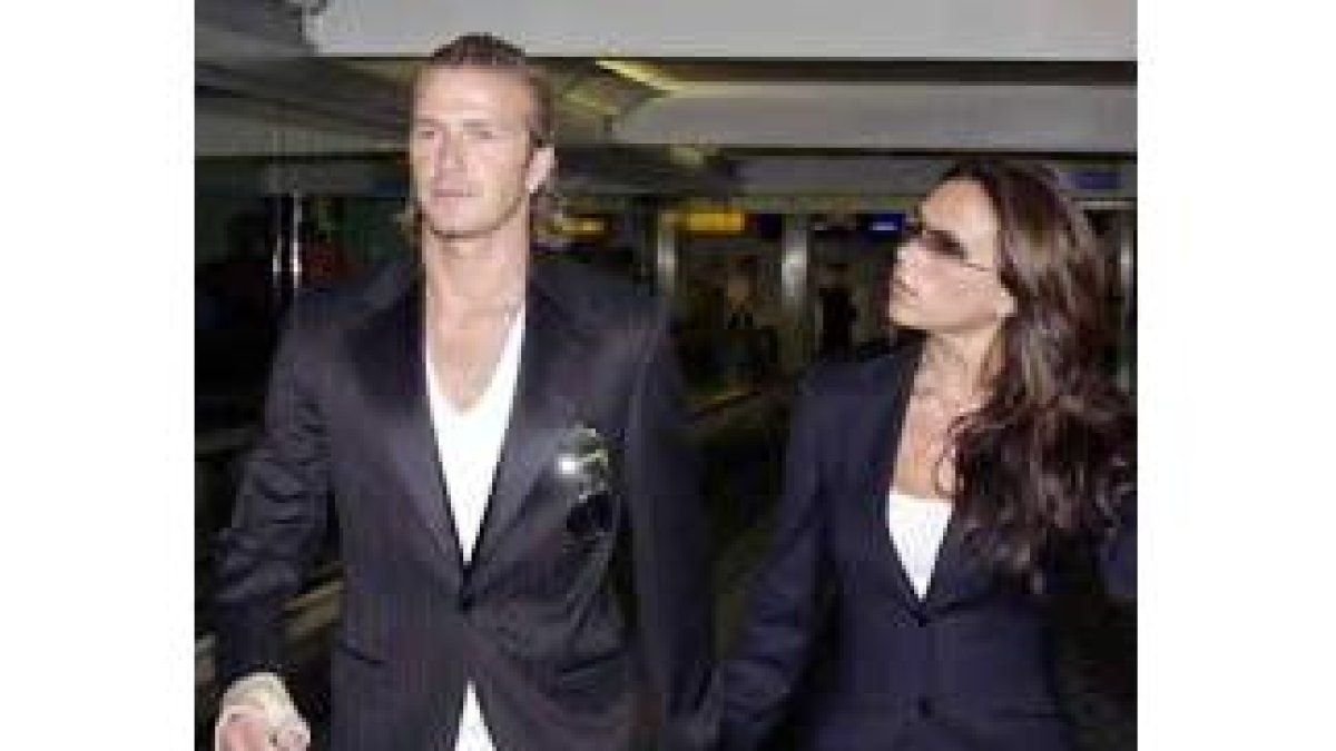 Beckham y su mujer, ayer en Heathrow