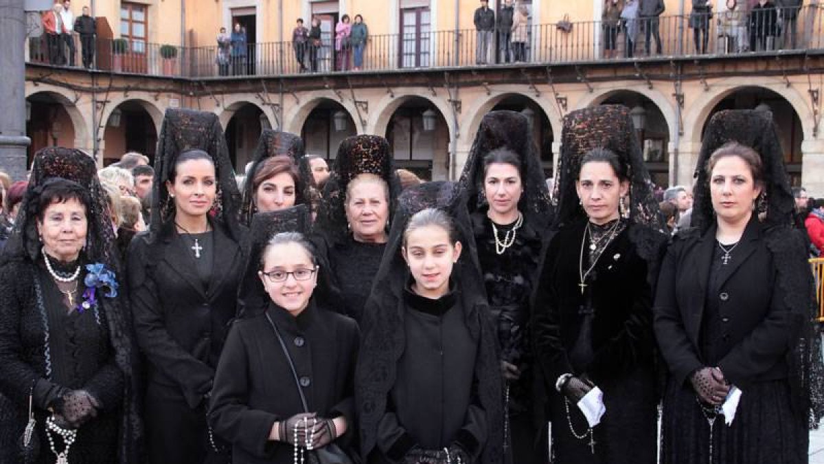 Algunas de las manolas de la Asociación, en la Plaza Mayor de León, con la presidenta Montserrat Mendoza (2D) y la secretaria Verónica Iglesias (D).