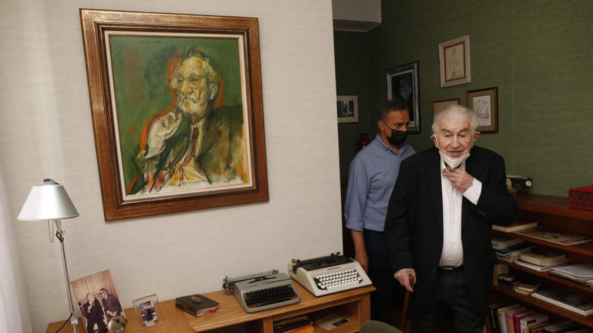 Gamoneda junto a un retrato de Pereira y, detrás, Joaquín Otero. A la derecha, un momento de la presentación de la antología ‘Amé’. FERNANDO OTERO