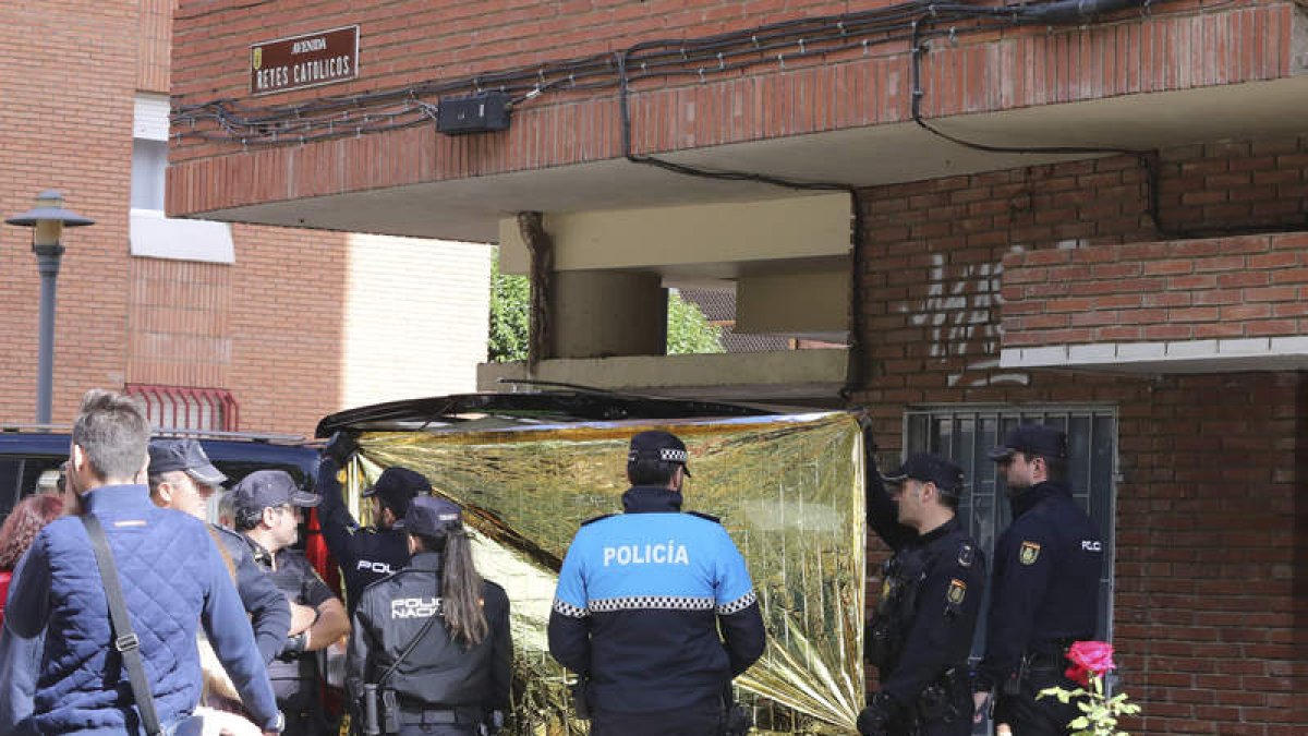 Imagen de la Policía en la casa de la mujer asesinada. ALMUDENA ÁLVAREZ