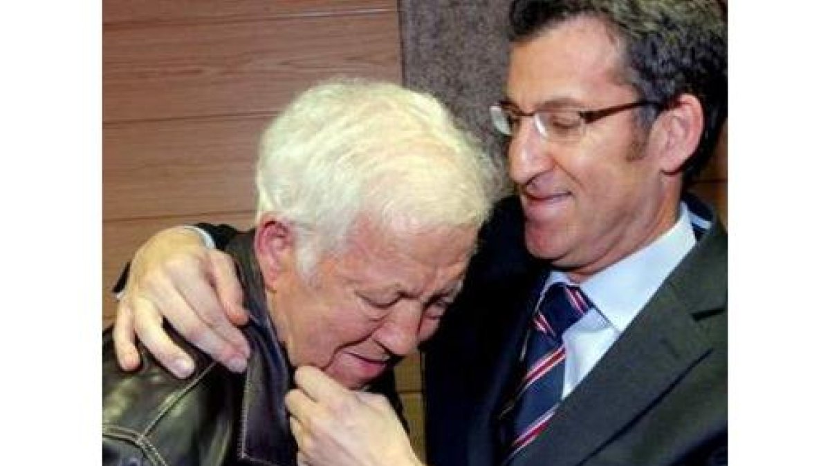Núñez Feijóo saluda a su padre tras ser nombrado presidente gallego