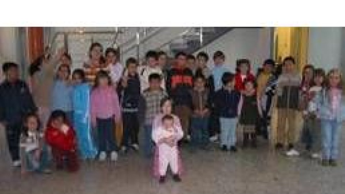 Niños del Colegio Público Cervantes, durante la visita a las instalaciones del periódico