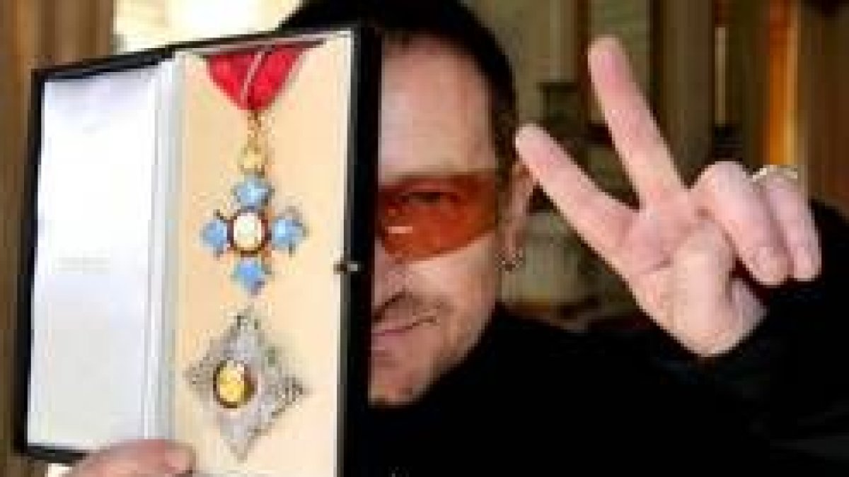 Bono, con la medalla que le acredita como caballero