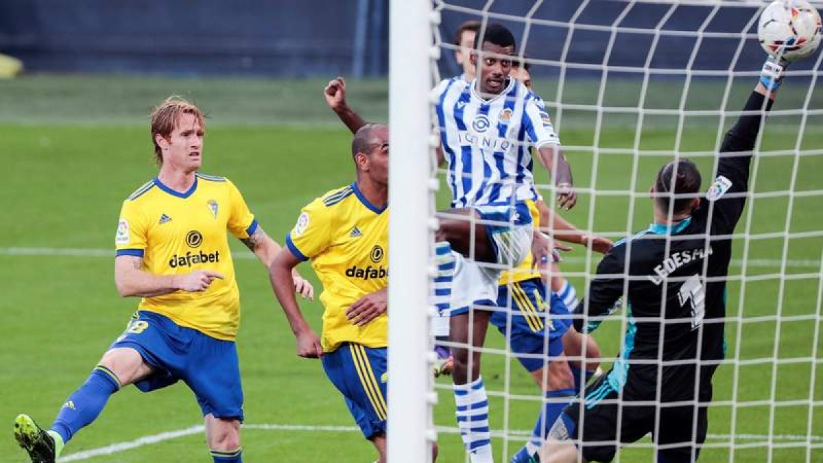 El delantero Alexander Isak cabecea el balón para marcar el 0-1 frente al Cádiz. ROMÁN RÍOS