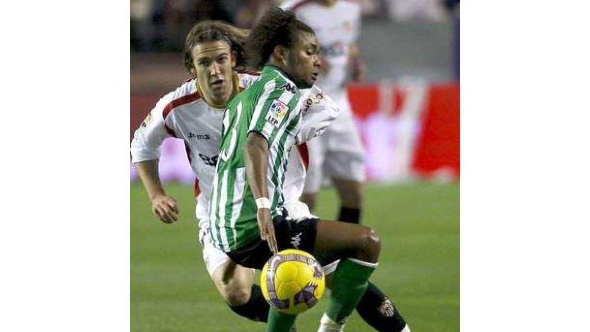 Capel y el defensa Nelson luchan por un balón en un lance del partido