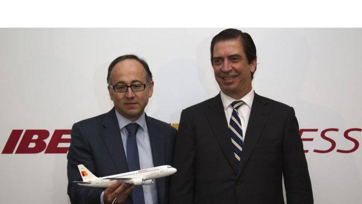 El consejero delegado de Iberia Express, Luis Gallego (i), y el consejero delegado de Iberia, Rafael Sánchez-Lozano (d).