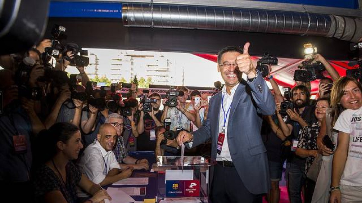 Josep Maria Bartomeu ha sido el primero de los cuatro candidatos en depositar su voto en la urna.