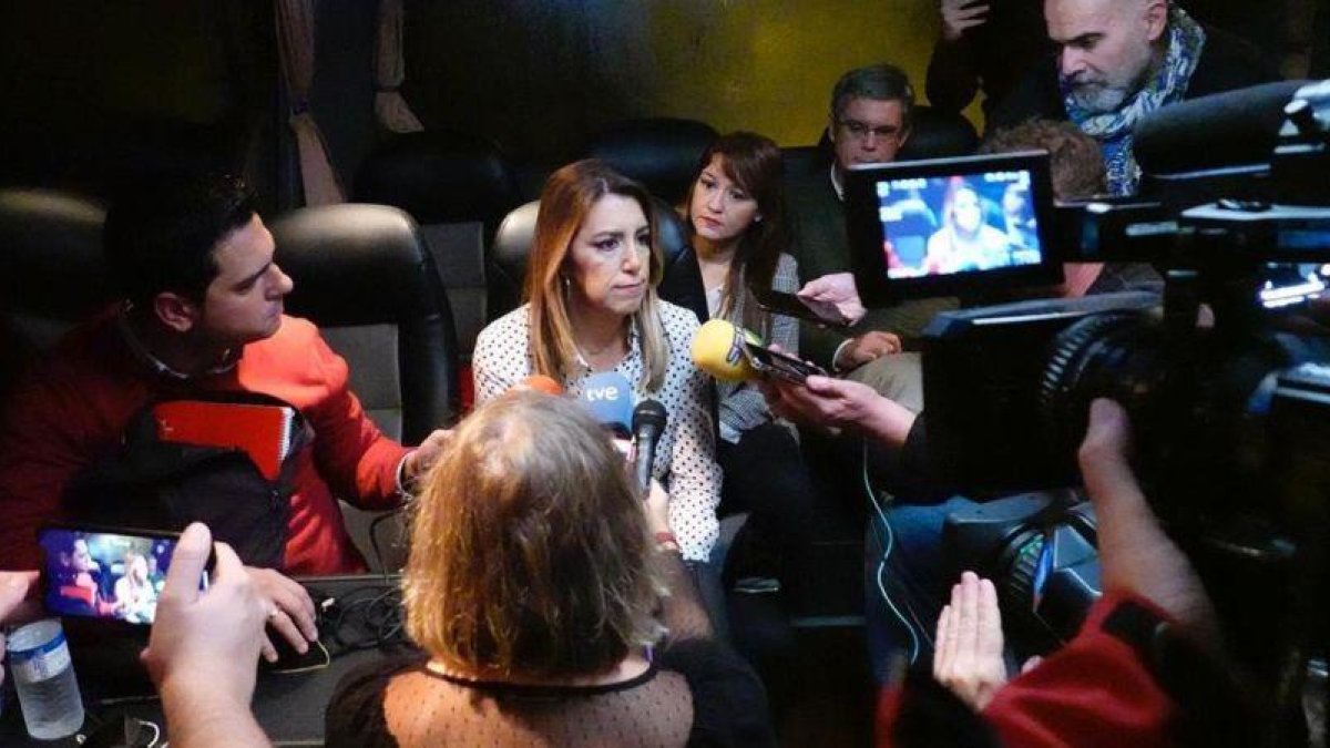 Susana Díaz atiende a los medios de comunicación en el autobús electoral tras suspender el mitin.