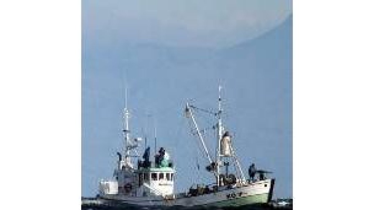 El barco Njodur prepara los arpones para comenzar la caza