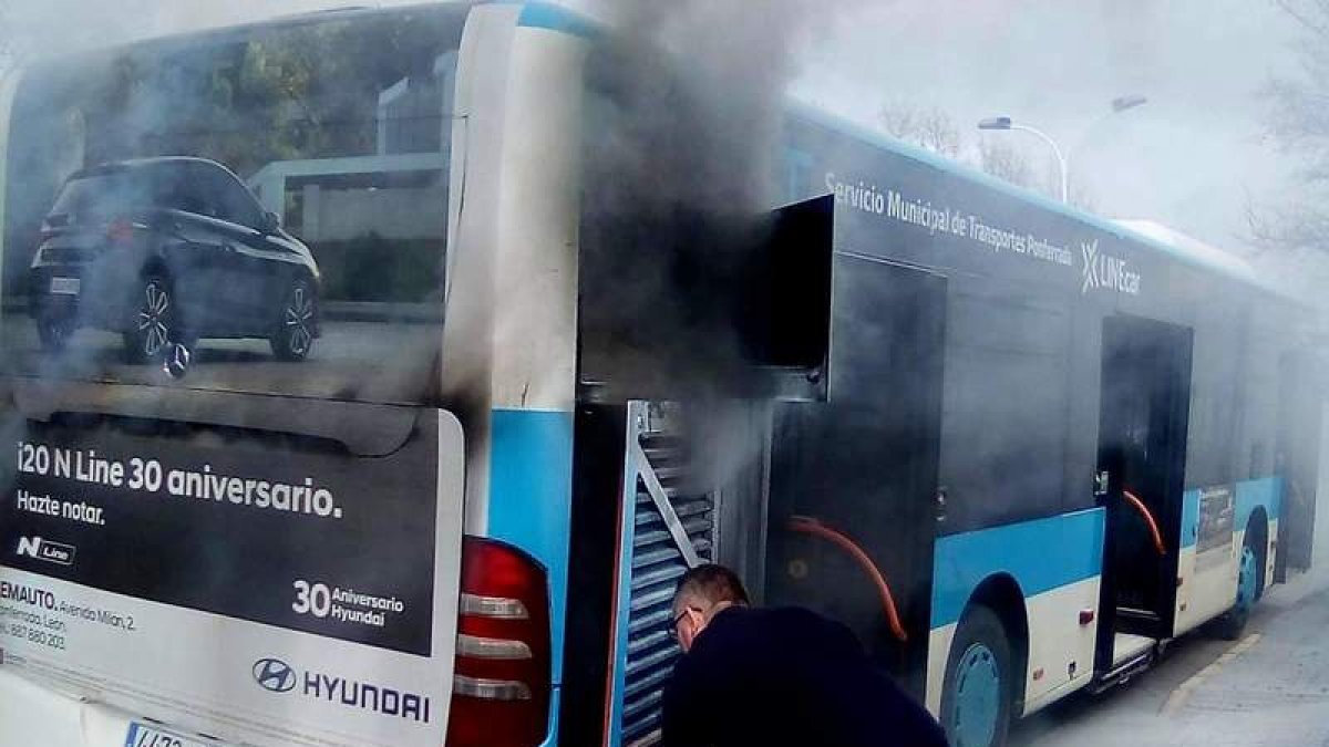 La imagen fue  tomada en el momento del suceso por un pasajero del autobús. En ella se ve al conductor del vehículo del servicio municipal de transportes