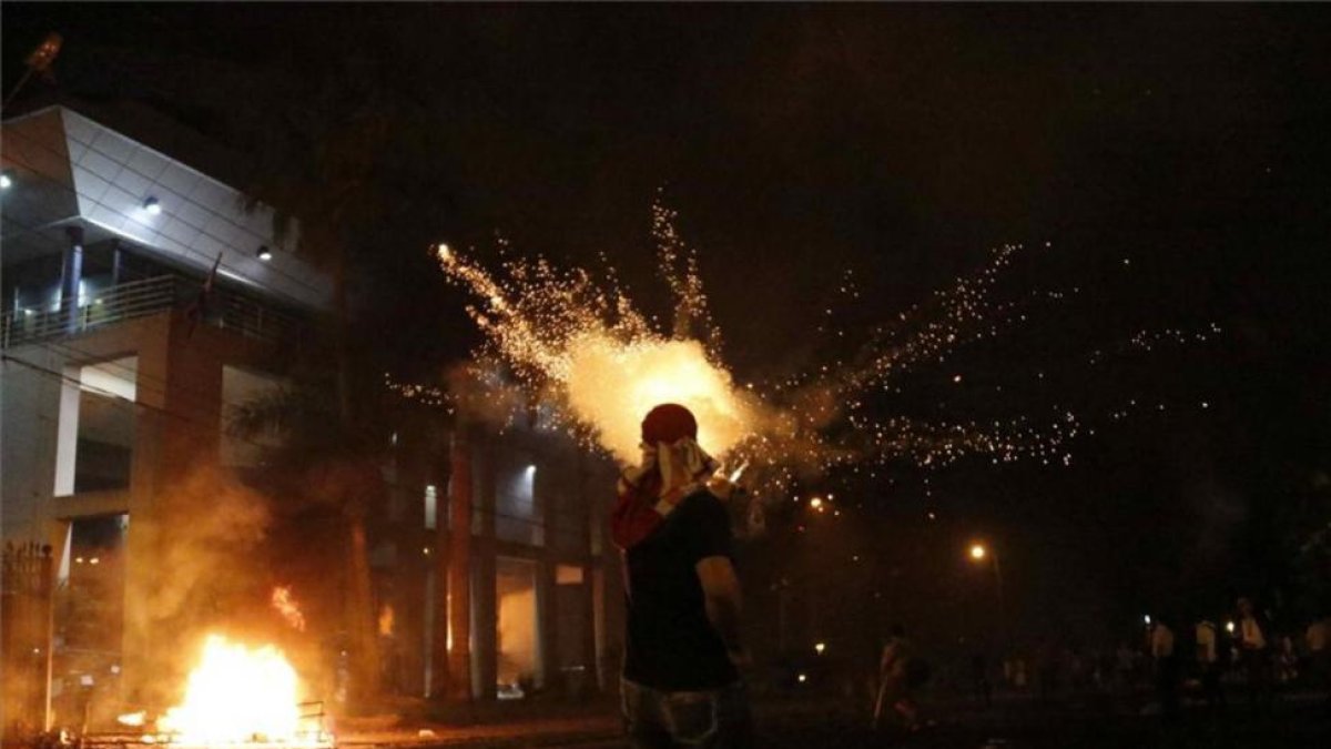 Parte del Congreso de Paraguay en llamas tras las protestas de los manifestantes.