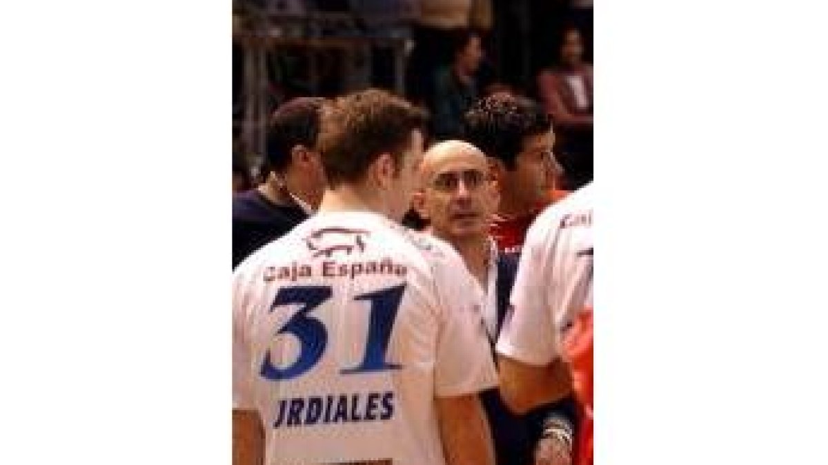 Jordi Ribera habla con sus jugadores ayer, ante el Teucro