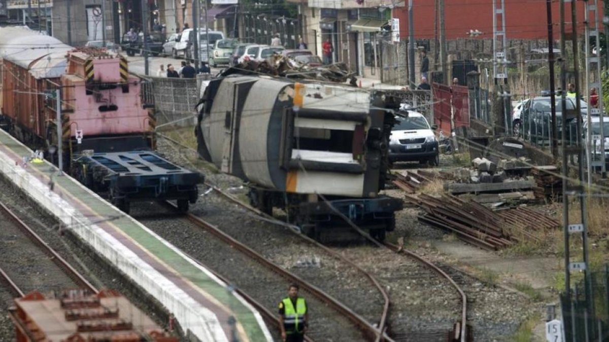 Retirada de la locomotora del tren accidentado en O Porriño.