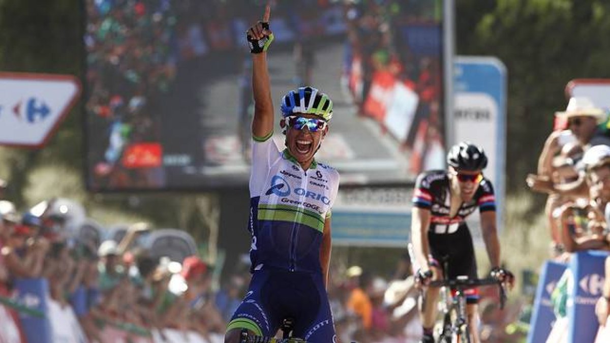 El ciclista colombiano Esteban Chaves, 'Chavito', celabra su triunfo en la segunda etapa de la Vuelta a su paso por la meta en Caminito del Rey.